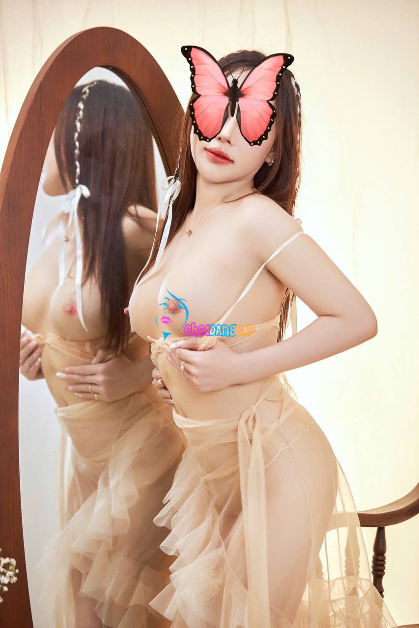 reup hot girl uyen nhi thanh nu than dam chieu khach toi ben 3285382 original